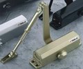 闭门器